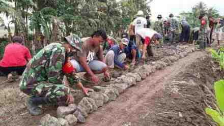 Kemanunggalan TNI dan Rakyat dalam TMMD Sengkuyung Tahap 3 di Karangjengkol Kesugihan