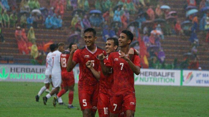 Pemain Timnas U 23 melakukan selebrasi usai mencentak gol ke gawang Myanmar
