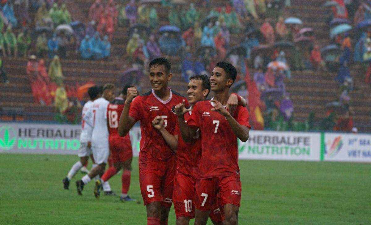 Pemain Timnas U 23 melakukan selebrasi usai mencentak gol ke gawang Myanmar