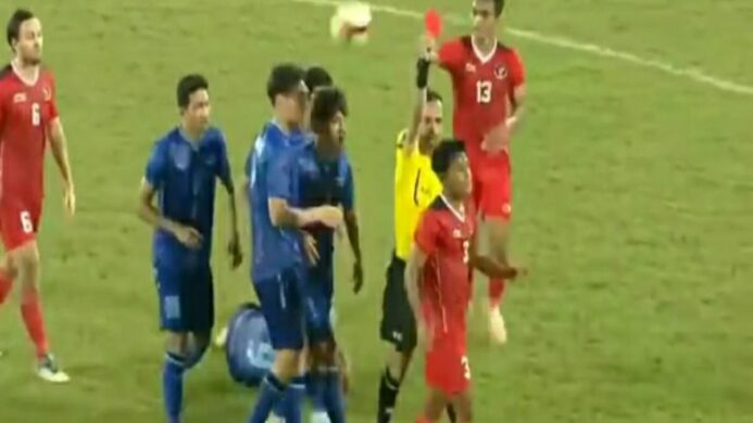 pemain timnas indonesia dikartu merah oleh wasit asal uni emirat