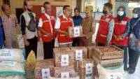 PMI Cilacap dan PS2P Serahkan Bantuan Logistik Banjir di Bantarsari