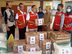 PMI Cilacap dan PS2P Serahkan Bantuan Logistik Banjir di Bantarsari
