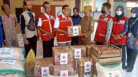 PMI Cilacap dan PS2P Serahkan Bantuan Logistik Banjir di Bantarsari