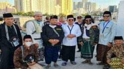 H Zainut Tauhid Ziarah Ke Makam KH Maimoen Zubair di Ma’la