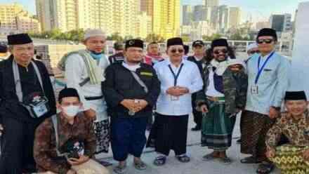 H Zainut Tauhid Ziarah Ke Makam KH Maimoen Zubair di Ma’la