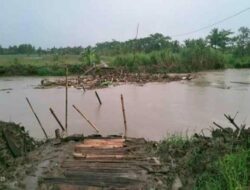 Jembatan Darurat Penghubung 6 Dusun di Kampung Laut Hanyut Terbawa Banjir