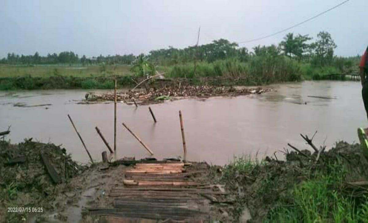 Jembatan Darurat Penghubung 6 Dusun Di Kampung Laut Hanyut Terbawa Banjir