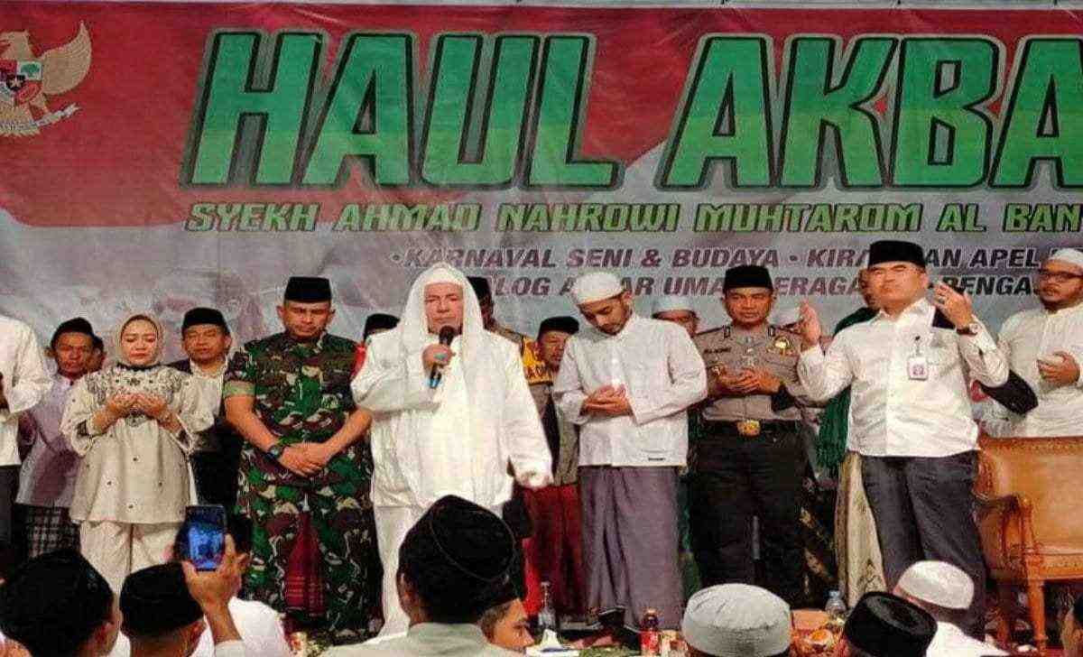 Maulana Habib Luthfi saat menghadiri Haul Syekh Nahrawi al Banyumasi