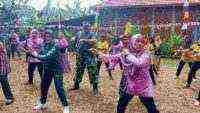 Wujudkan Dekat Dengan Masyarakat, Babinsa Rawajaya Ikuti Senam Bersama Warga Sitinggil