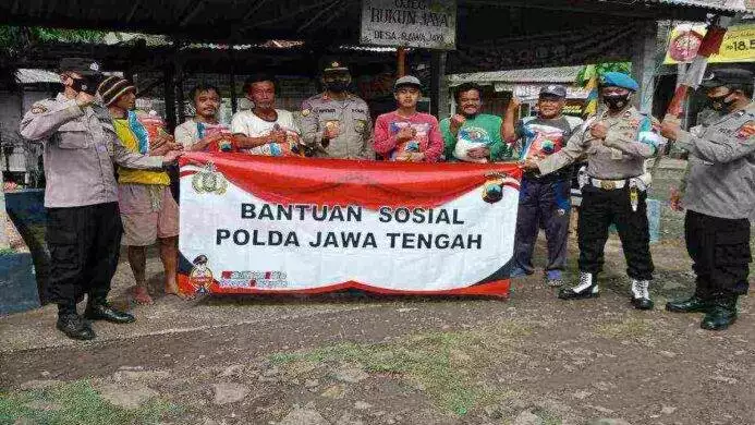 Kapolsek Bantarsari foto bersama warga usai pembagian Bansos