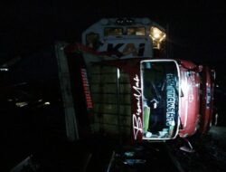 Naas, Truk Pengangkut Pupuk Ditabrak Kereta Api di Perlintasan Kawasan