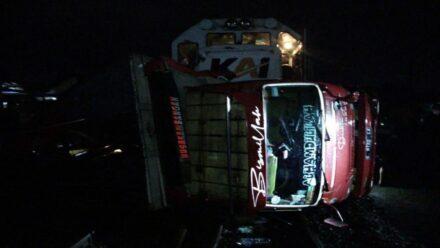 Naas, Truk Pengangkut Pupuk Ditabrak Kereta Api di Perlintasan Kawasan