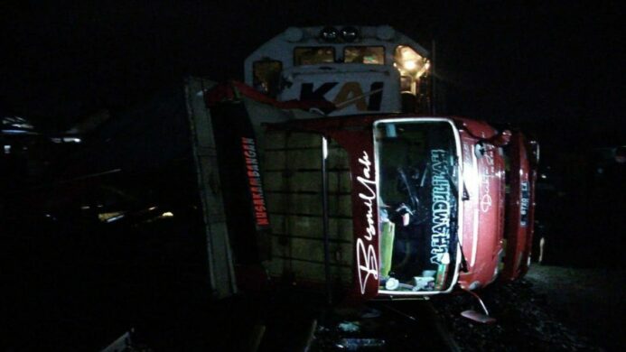 Truk Muat Pupuk Urea Tertabrak Kereta Api di Kawunganten