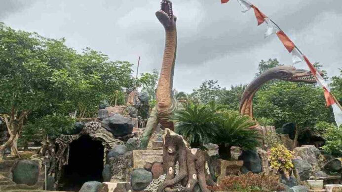 Wahana Wisata Taman Dinosaurus Cikadu Gandrungmangu