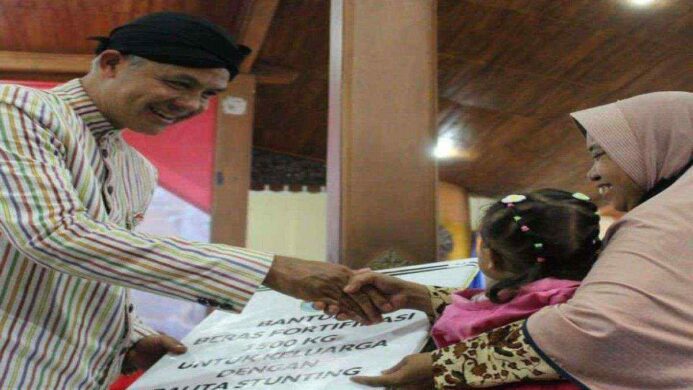 Ganjar Pranowo Memberi Bantuan Secara simbolis kepada warga saat berkunjung ke Kabupaten Cilacap