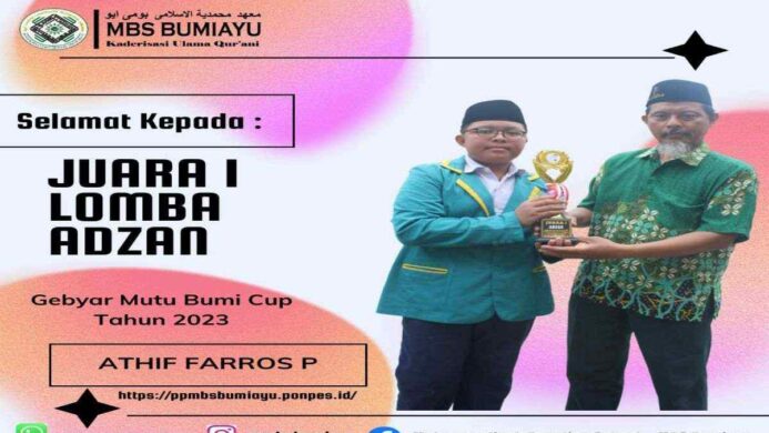 Kepala SMP MBS Bumiayu menerima Piala dari Athif Farros Pranandita