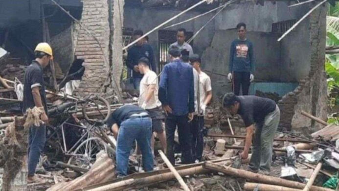 Kepolisian Polresta Cilacap melakukan Olah TKP akibat ledakan dari sebuah rumah di Ciguling Padangjaya Majenang