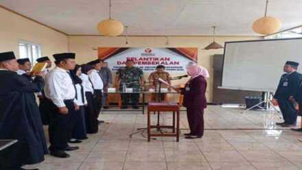 8 Orang Pengawas Kelurahan Pemilu 2024 di Kecamatan Bantarsari Dilantik