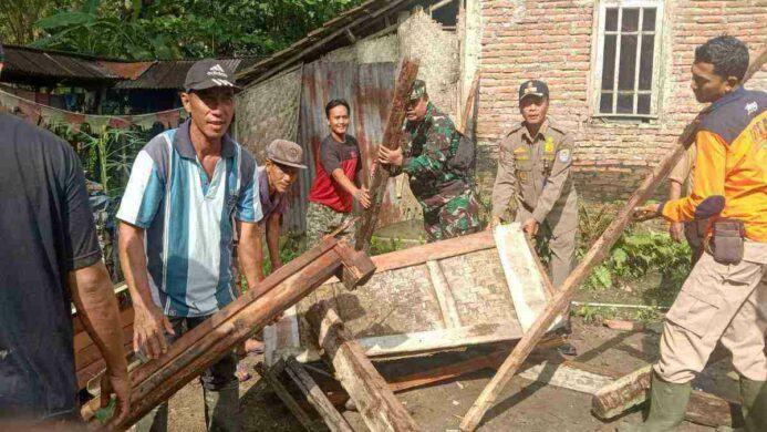 Warga dibantu BPBD, Aparat TNI, Polri dan Satpol PP ikut membersihkan puing puing kayu pasca angin puting beliung di Desa Bantarsari