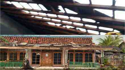 Di Bantarsari, 136 Rumah Warga Rusak Akibat Angin Kencang
