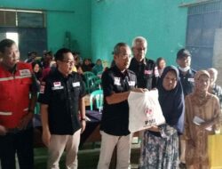 PMI Cilacap Salurkan Bantuan Paket Sembako Untuk Korban Angin Puting Beliung di Kecamatan Bantarsari