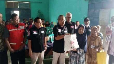PMI Cilacap Salurkan Bantuan Paket Sembako Untuk Korban Puting Beliung
