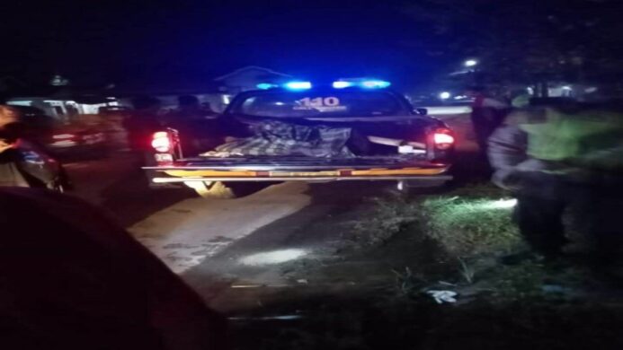Polisi Mengevakuasi Korban Tertabrak Kereta di Bantarsari Cilacap