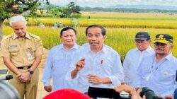 Presiden Jokowi Bersama Mentan dan Prabowo Tinjau Panen Raya di Kebumen