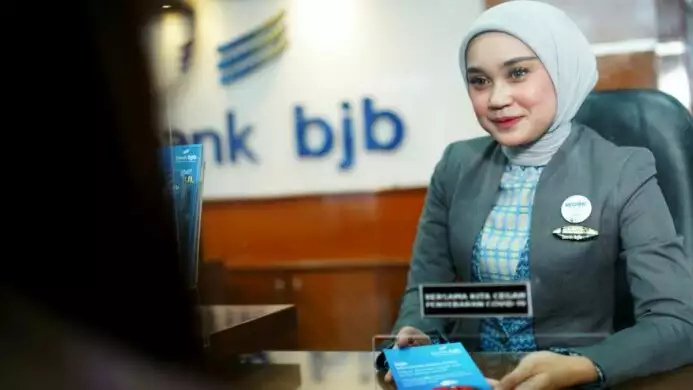 ilustrasi pegawai bank bjb tengah melayani pelanggan