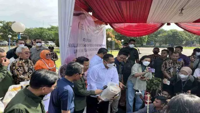 Pos Indonesia Distribusi Pangan Beras