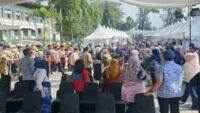 Warga Serbu Bazaar Ramadan bank bjb 1444 H di Gedung Sate, Bandung
