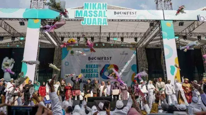 Gubernur Jawa Barat Ridwan Kamil hadiri acara Nikah Massal Juara Bucinfest