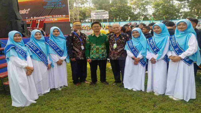 6 Santriwati PontrenMu Darul Ulum Majenang bersama Ketua Panitia Musyda dan Wadir Ma'had
