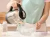 ilustrasi mencuci botol minuman bayi