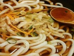 Perbedaan Ramen dan Udon : Menelusuri Dua Makanan Ikonik Jepang