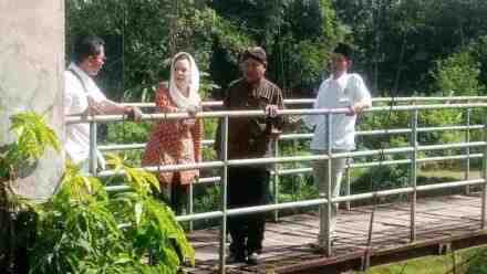 Rusak Parah, Kondisi Jembatan Gantung di Desa Bulaksari Curi Perhatian Novita