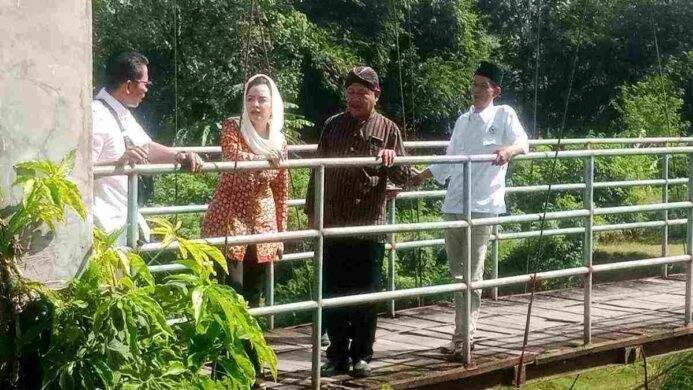 Hj. Novita Wijayanti, S.E.M.M Anggota DPR RI Komisi V Meninjau Kondisi Jembatan yang Sudah Rusak Parah di Desa Bulaksari