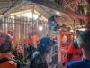 foto Tim SAR Gabungan sedang melakukan proses Evakuasi 8 penambang emas yang tertimbun sumur galian