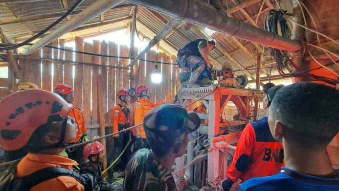 foto Tim SAR Gabungan sedang melakukan proses Evakuasi 8 penambang emas yang tertimbun sumur galian