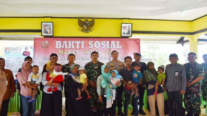 Mabes TNI Salurkan Bantuan Sosial berupa Paket Sembako kepada Warga Mujur Lor, Kroya