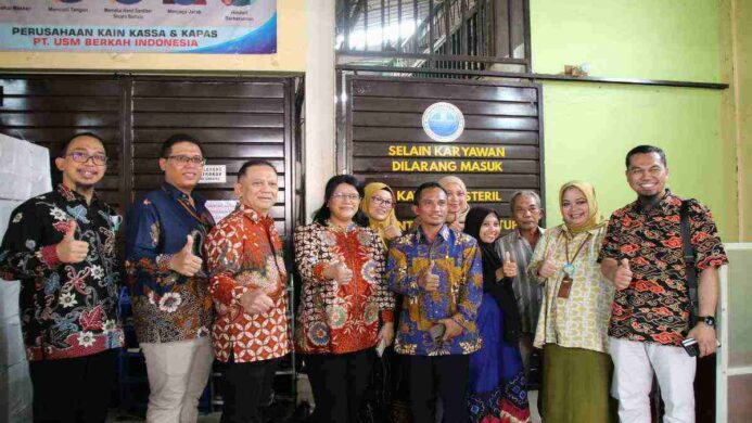 Direktur PT SM Berkah Indonesia Pekalongan bersama Rombongan Dirjend Farmalkes Kemenkes RI