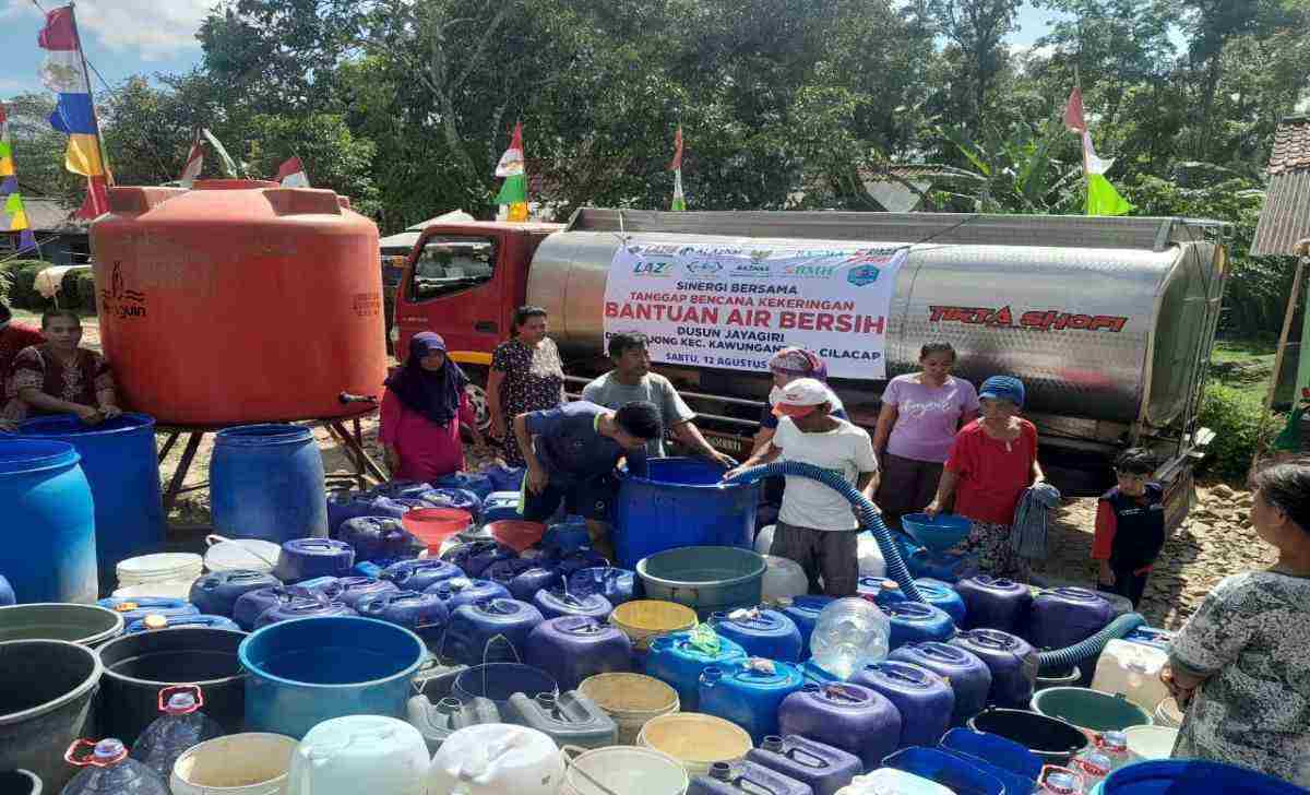BMH Cilacap Salurkan Air Bersih untuk warga