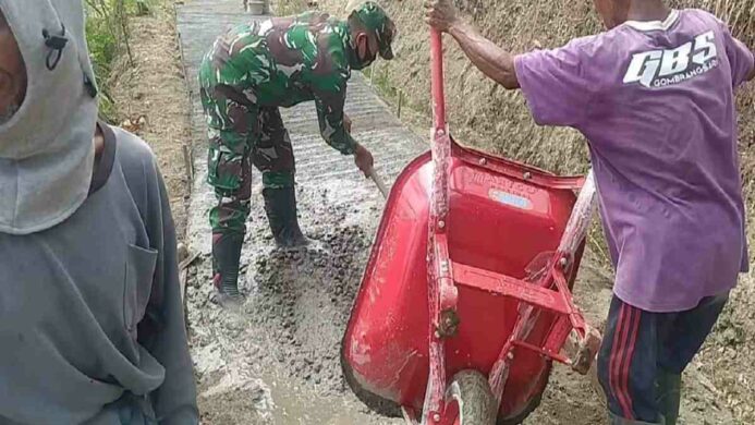 Babinsa turut bantu warga dalam pengecoran jalan di Cimanggu