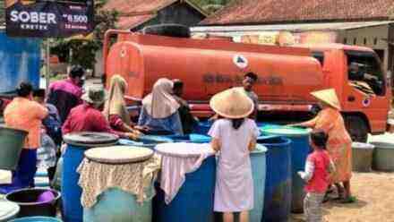 Alami Krisis Air Bersih, Desa Rawajaya Mendapat Bantuan Air Bersih
