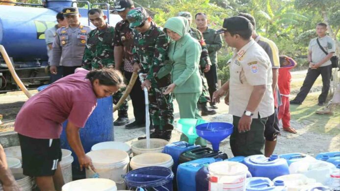 Kodim 0703 Cilacap salurkan bantuan air bersih di Kawunganten