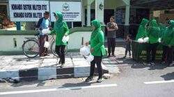 Jumat Berkah, Koramil Nusawungu dan Persit Bagikan Ratusan Nasi Kotak