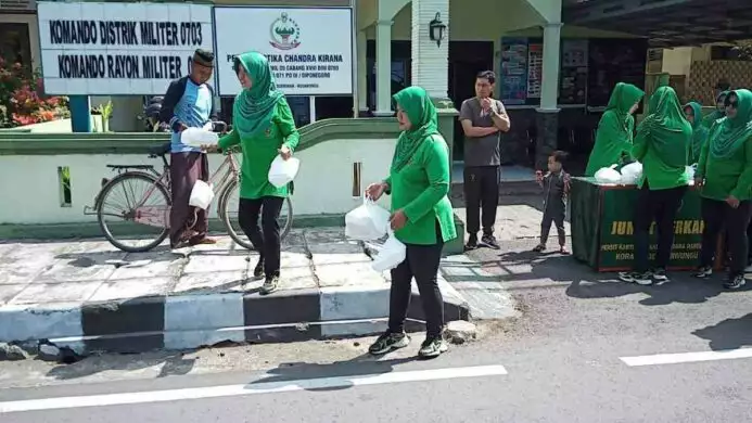 koramil nusawungu dan persit bagikan ratusan nasi kotak