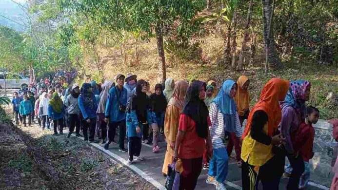 Ribuan Peserta Jalan Sehat berjalan menyusuri jalan-jalan di Desa Langkap, Kecamatan Bumiayu, Kabupaten Brebes.