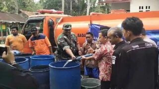 Babinsa Turut Andil dalam Penyaluran Bantuan Air Bersih di Desa Rawajaya