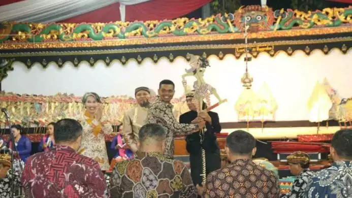 Kodim 0703 Cilacap Meriahkan HUT TNI dengan Wayang Kulit